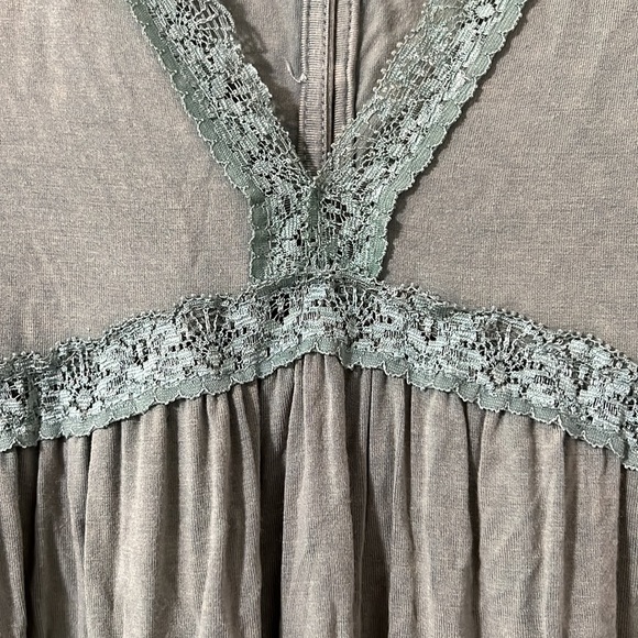 Green tank top. - Picture 2 of 3